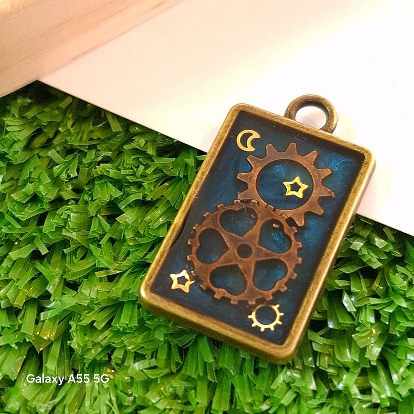 “Wae-La” is the concept of this project, means Time. This little square charm gives a warm and simple look.