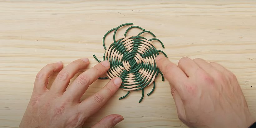 Cómo crear un posavasos con scoubidou