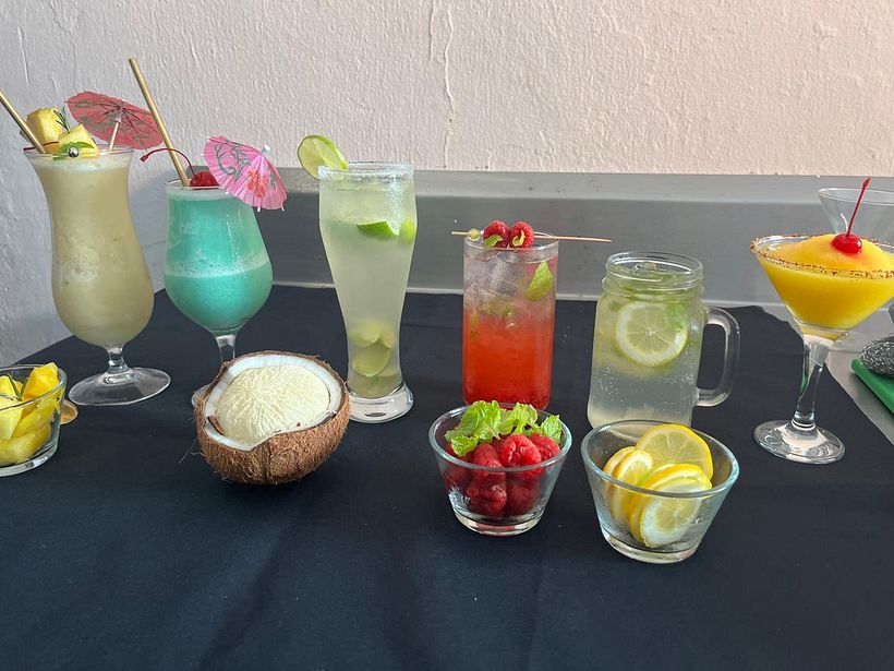 DIFERENTES COCTELES CON TÉCNICAS DE MIXOLOGÍA VARIADAS