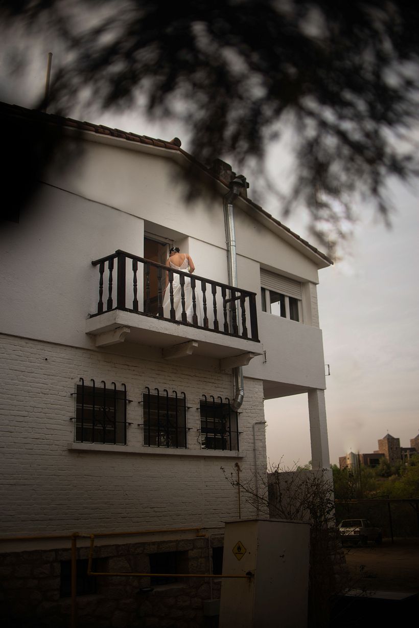 Novia, casi lista con su vestido