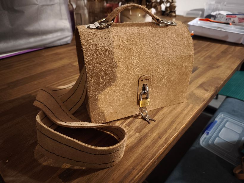 Bolso pequeño de ante con candado - Diseño