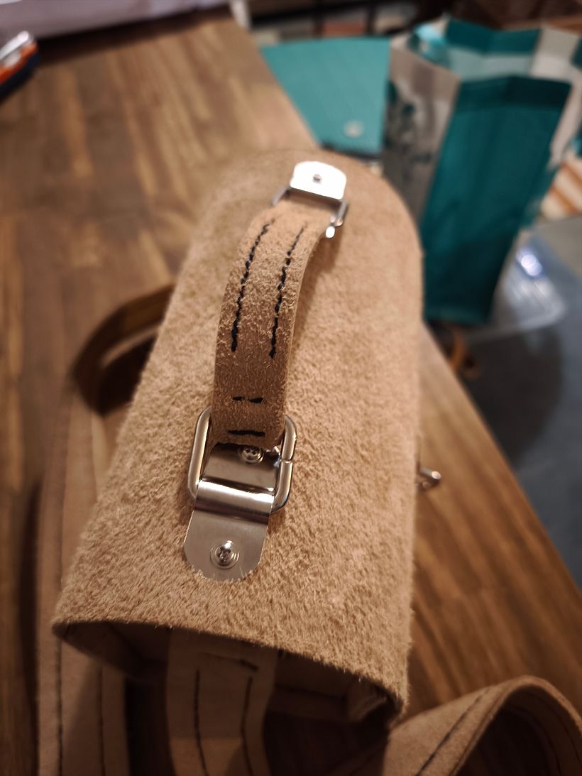 Bolso pequeño de ante con candado - Diseño