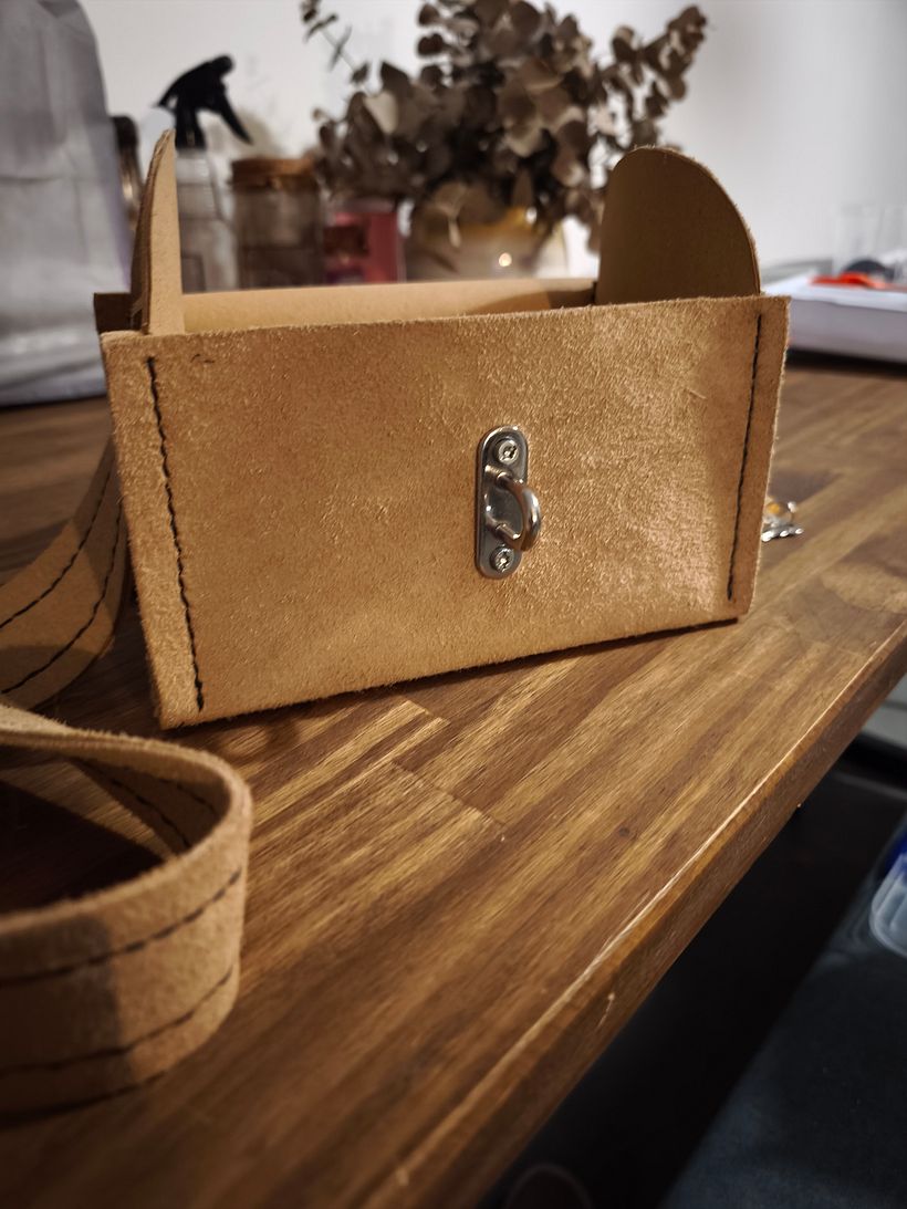 Bolso pequeño de ante con candado - Diseño
