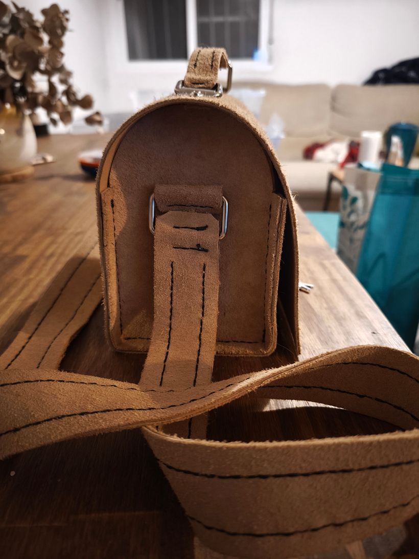 Bolso pequeño de ante con candado - Diseño