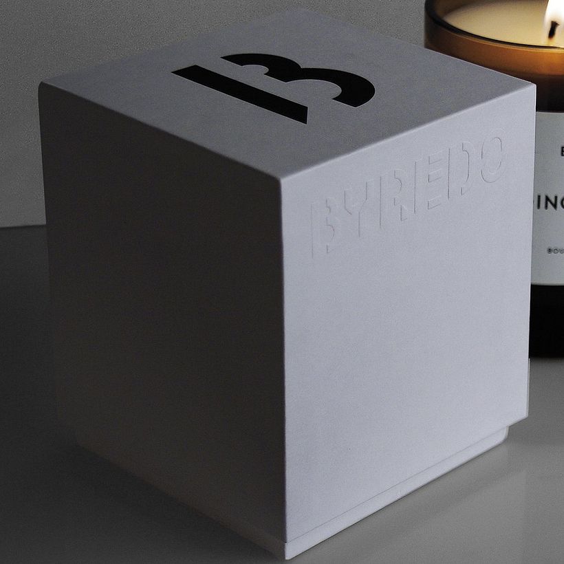 	 BYREDO CANDLES Geométrica perfección, esquinas en 90º, gusto extremo por los detalles | Tipo: Tapa y Base    Sector: Perf