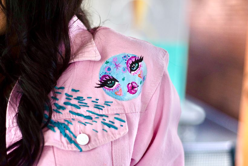 Chaqueta cherry, pintada y bordada a mano 2
