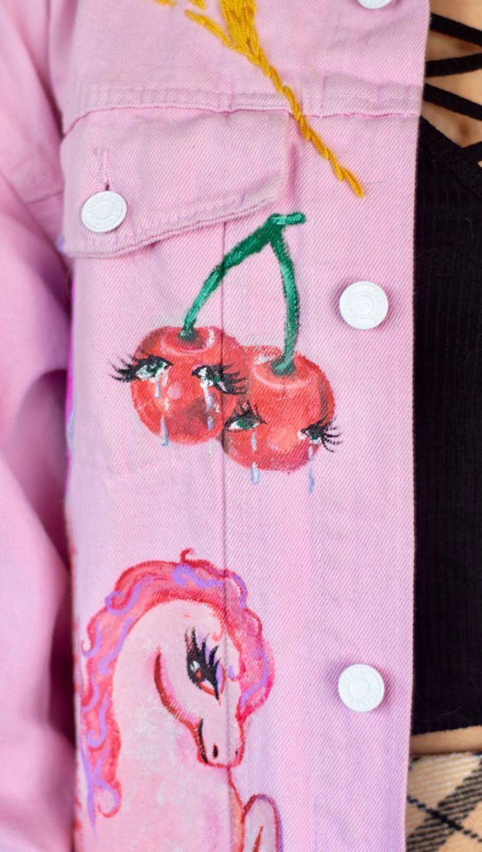 Chaqueta cherry, pintada y bordada a mano 3