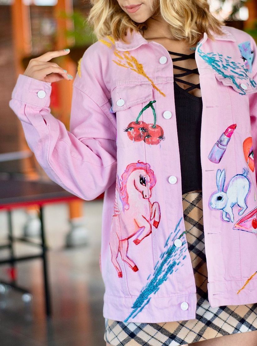 Chaqueta cherry, pintada y bordada a mano 4
