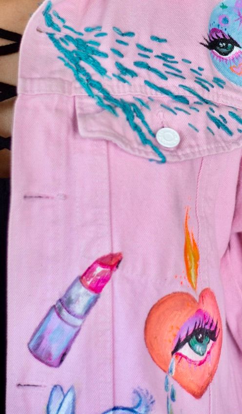 Chaqueta cherry, pintada y bordada a mano 5