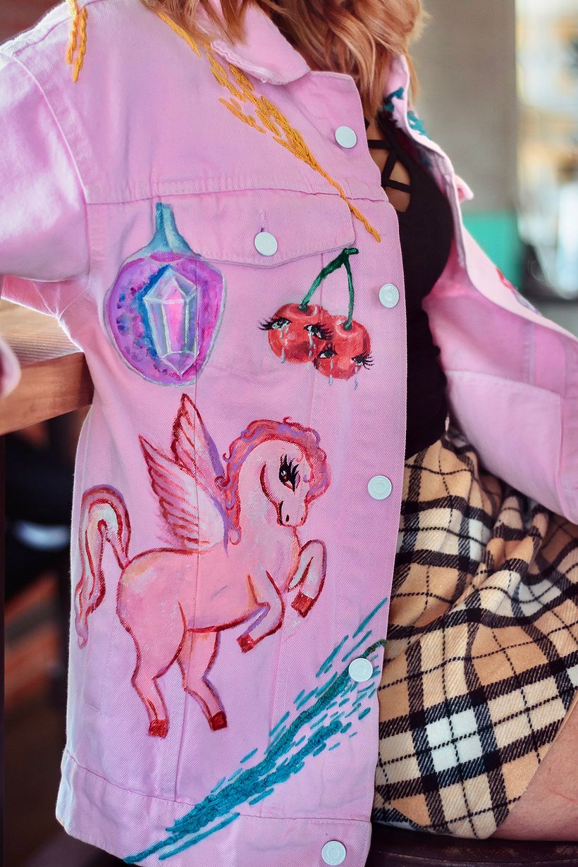 Chaqueta cherry, pintada y bordada a mano 6