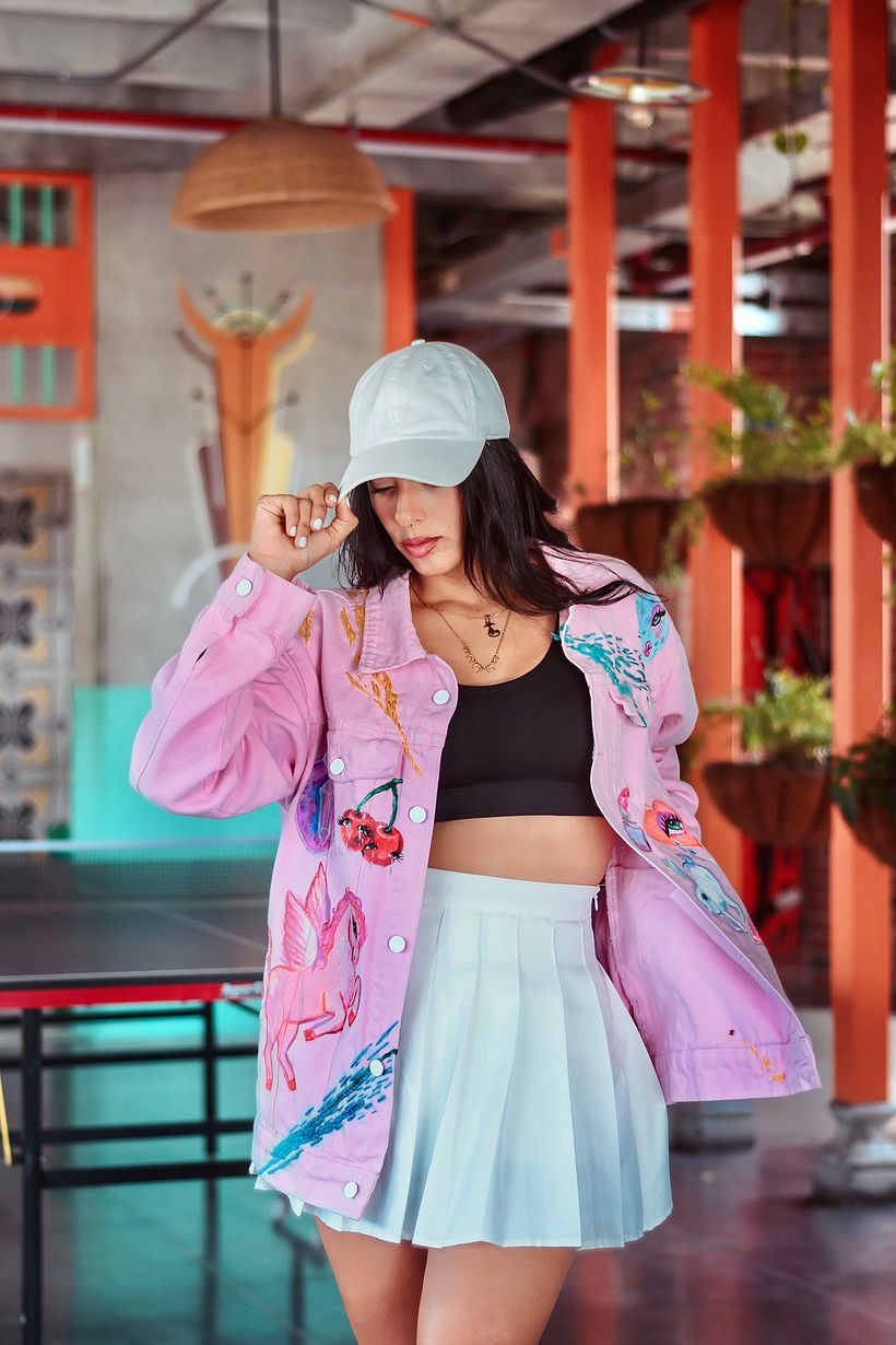 Chaqueta cherry, pintada y bordada a mano 7