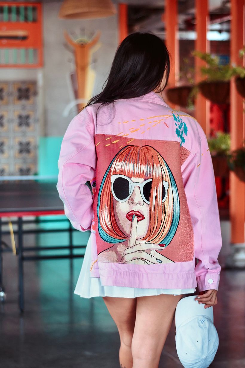 Chaqueta cherry, pintada y bordada a mano 8