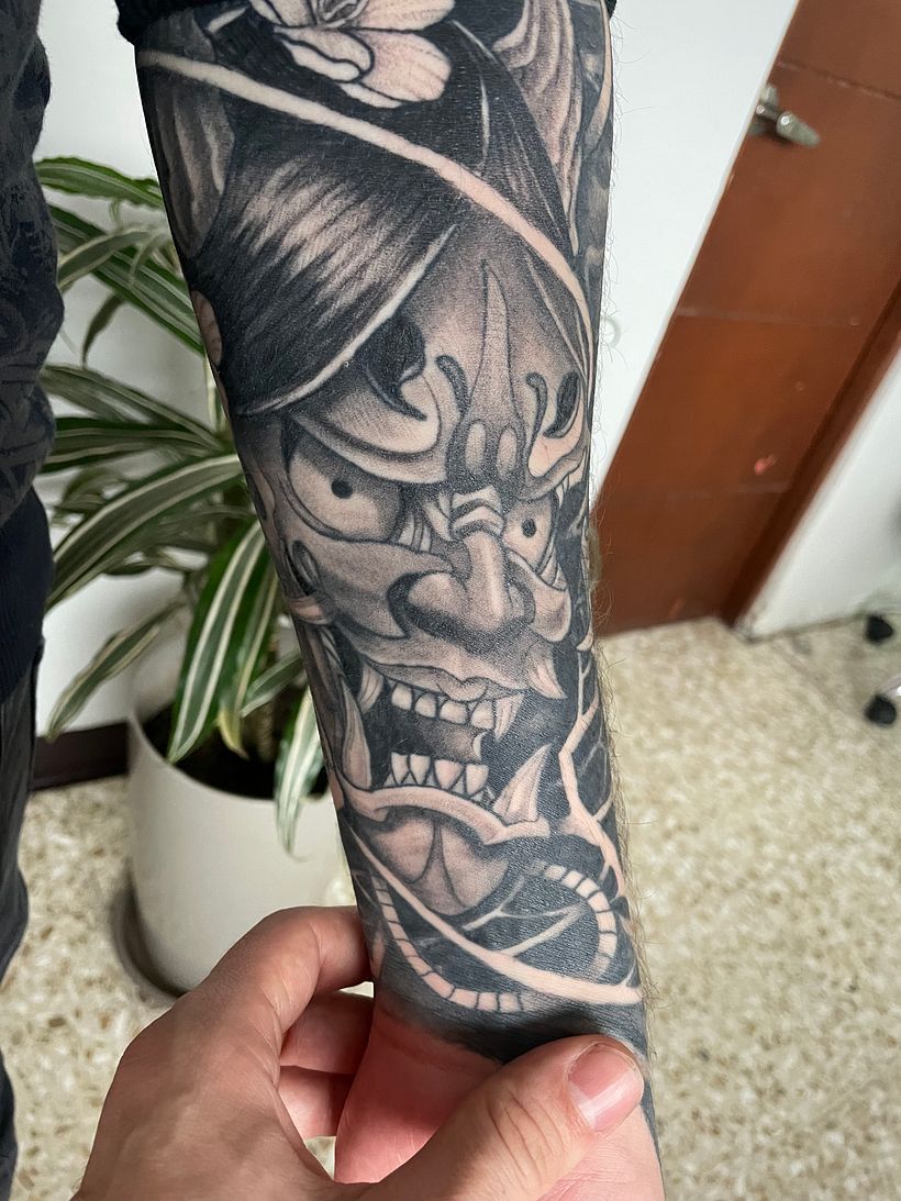 Tattoos de reyy_tattoo  tatuaje curado con luz natural. 1