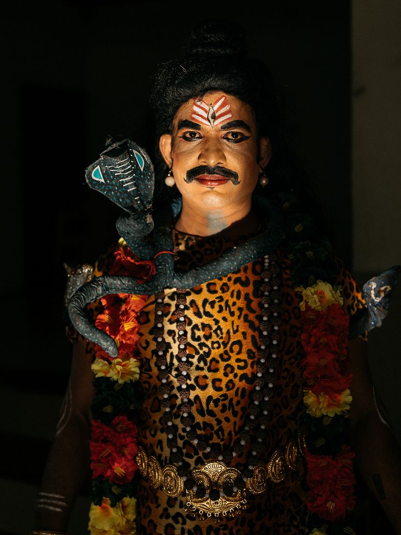 A man in the disguise of lord Shiva