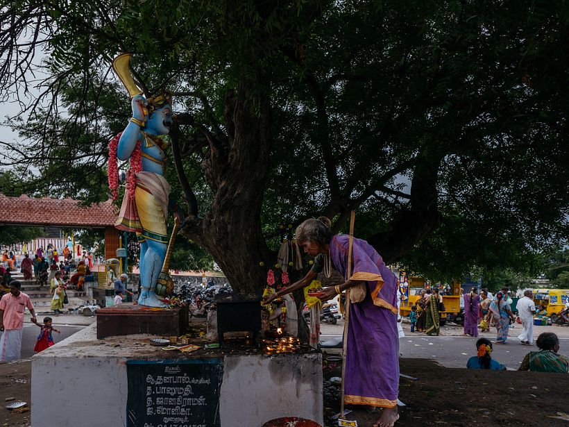 An old lady offers prayers to Maduraiveeran.