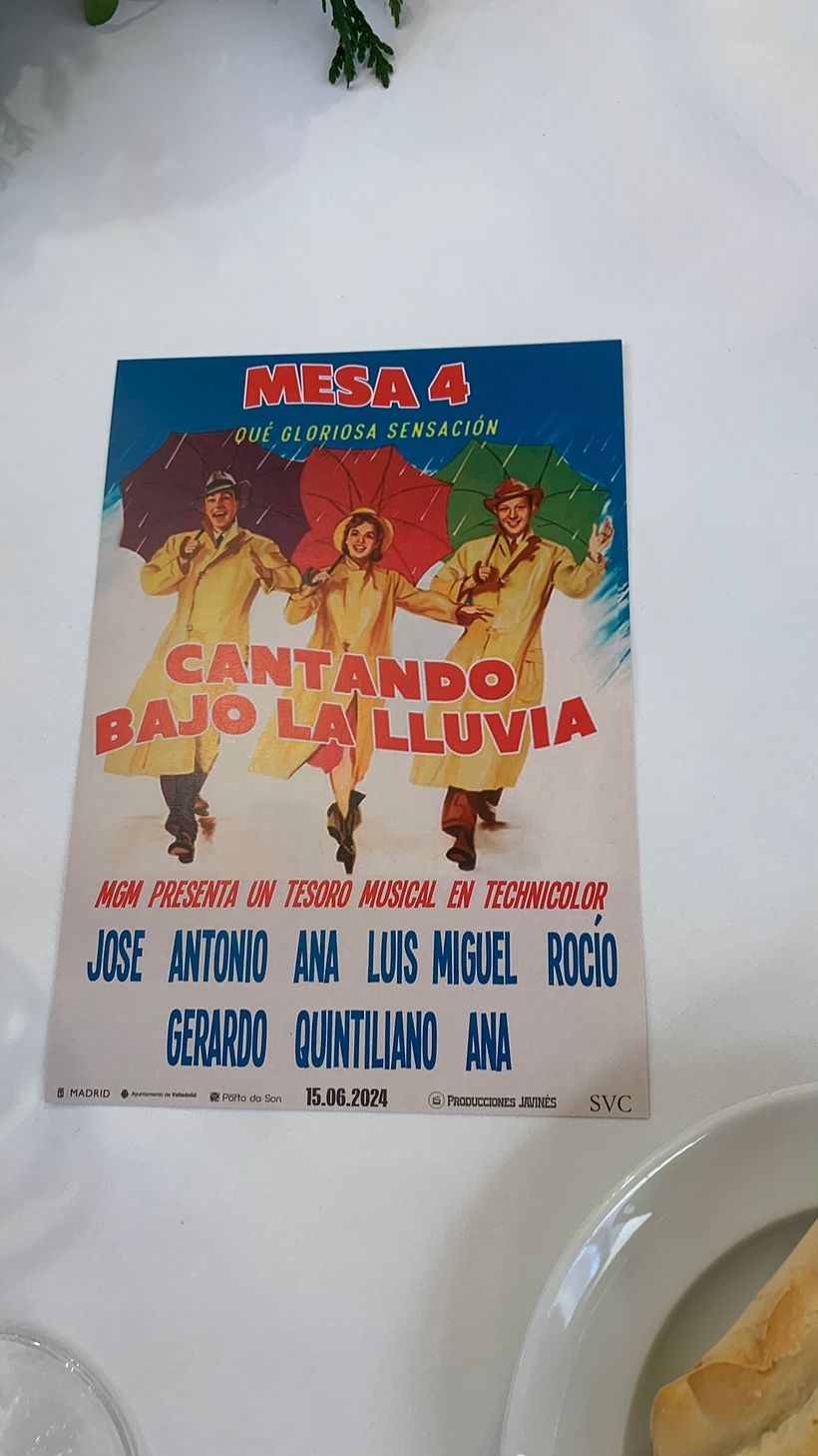 Mesero "Cantando Bajo la Lluvia"