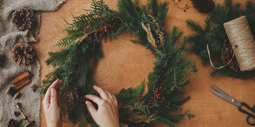 Coronas navideñas con elementos naturales