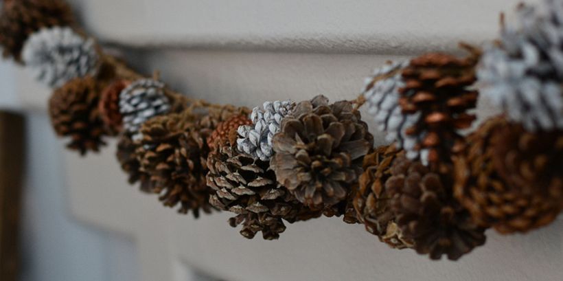 Guirnalda de piñas pintadas