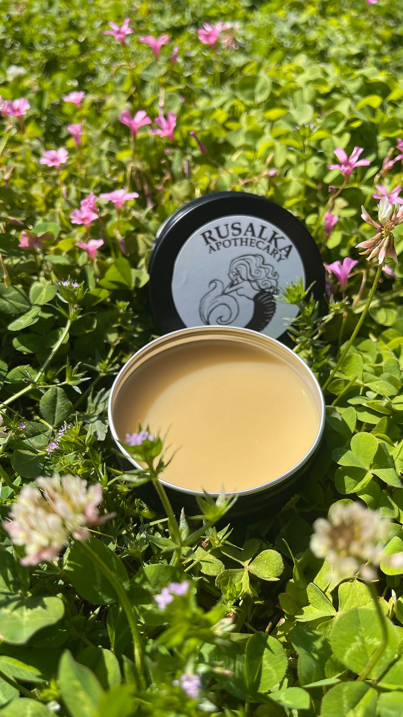 Tin of luminous balm in black good in clover.