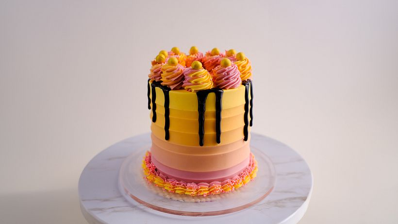 Culinary Tutorial: Piping Techniques to Decorate Your Cake 3
