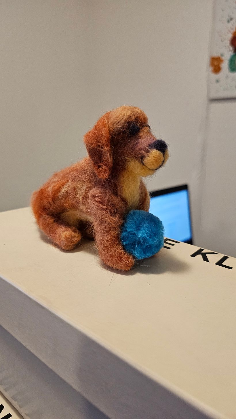 Perro café juguetón 1