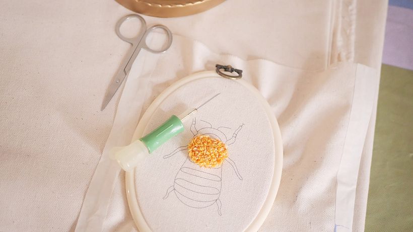 Bordar una bumble bee 1