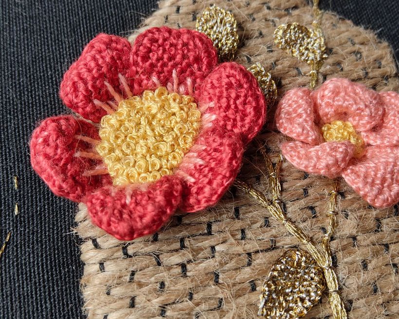 Un viaje de texturas, hilos y raíces: bordado floral 1