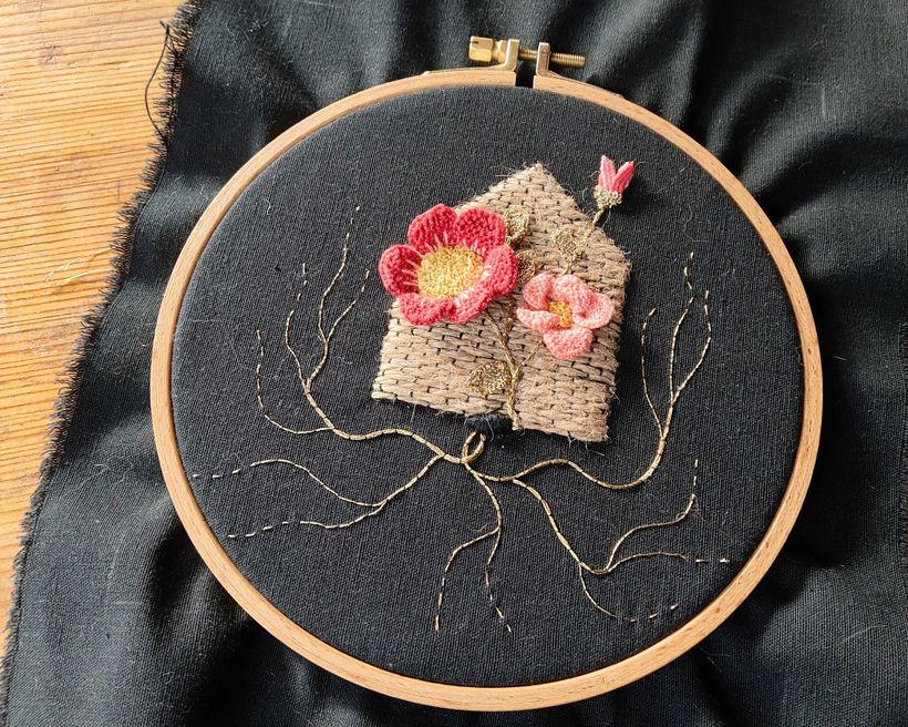 Un viaje de texturas, hilos y raíces: bordado floral 1