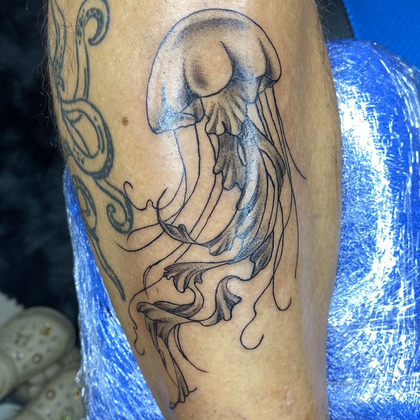 Jellyfish Flow – Tatuaje de medusa en estilo black and grey 2