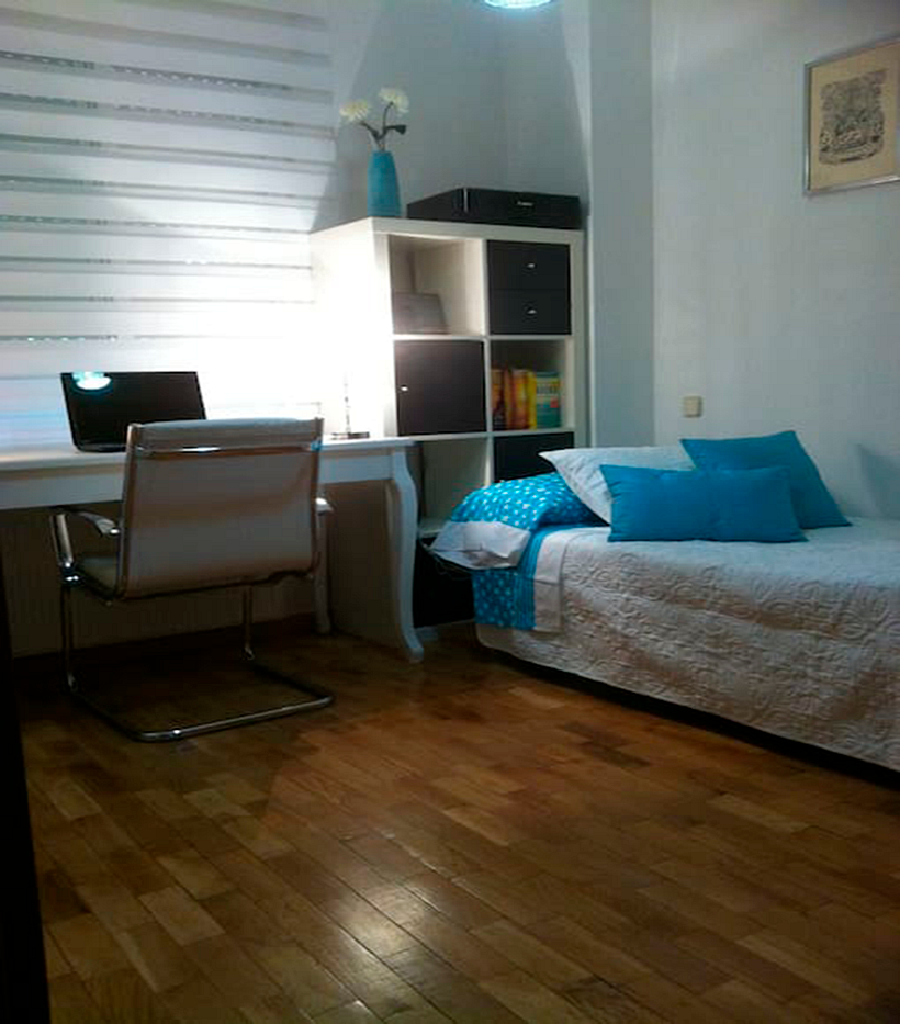 Habitación sencilla con mucha luz natural