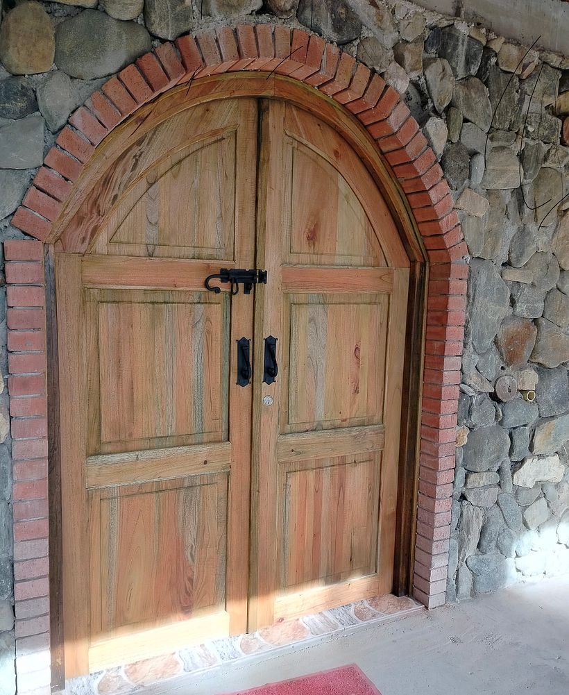 Puerta curva muro de piedra 1