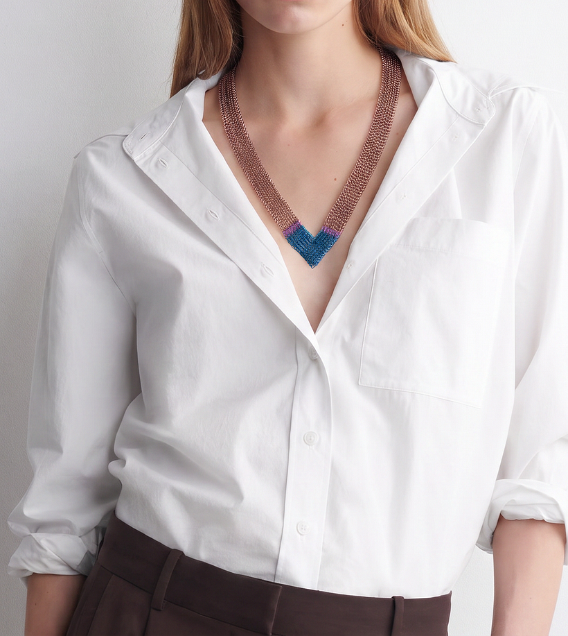 V necklace inspired by Almodóvar   1